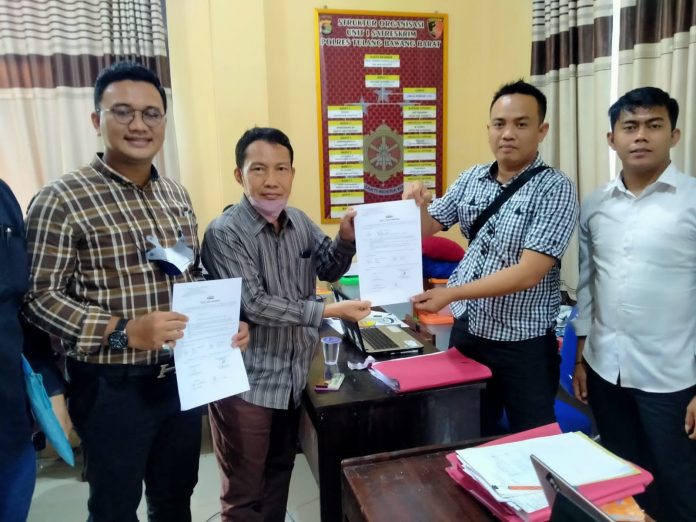 Kuasa ahli waris 5 keturunan Bandardewa Ir Achmad Sobrie MSi (tengah) saat penyerahan berkas kelengkapan kasus di Polres Tulangbawang Barat.
