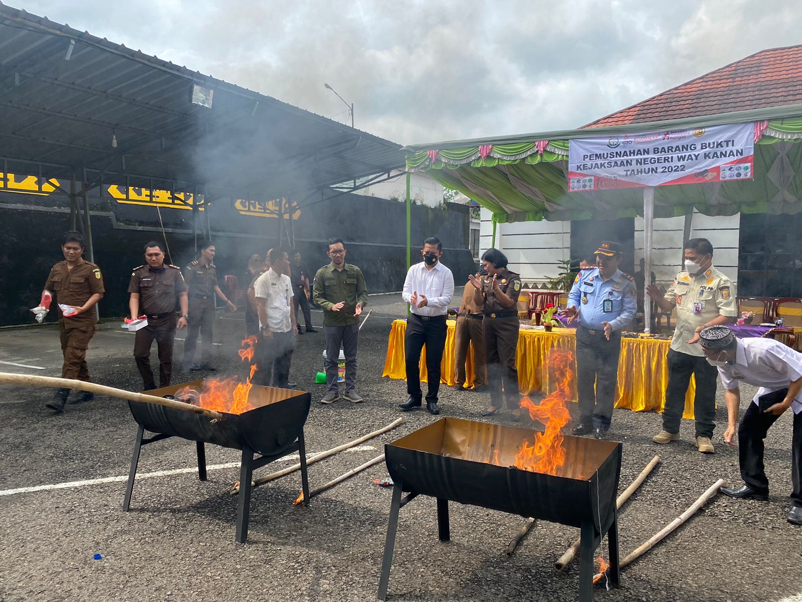 Kejari Way Kanan Menggelar Pemusnahan Barang Bukti Dari 19 Perkara