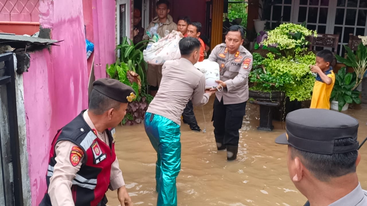 Banjir Melanda, Kapolres Lampura Turun Evakuasi Warga