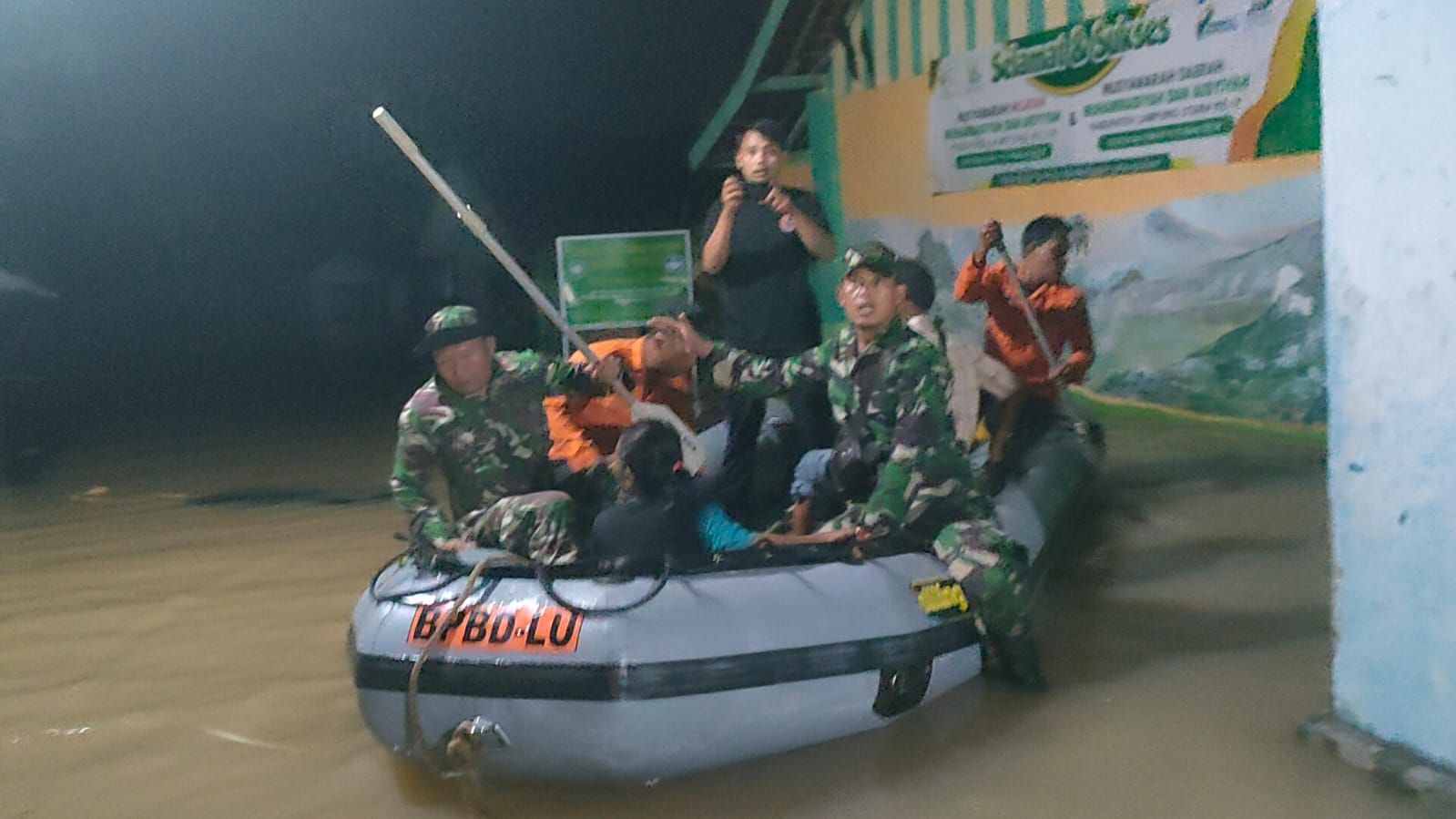 Cepat Tanggap, Tim BPBD Lampung Utara Evakuasi Warga Cempedak yang Terkena Banjir