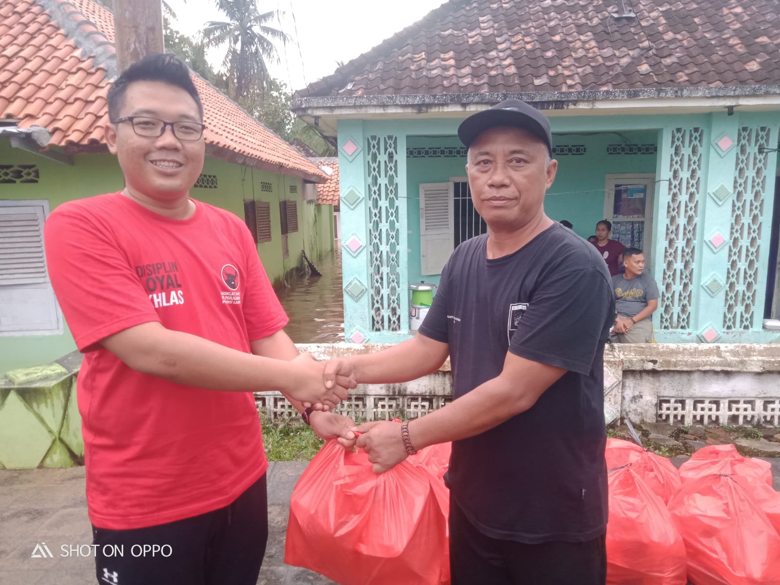 BMI Lampura Bagikan 1200 Nasi Kotak, Bagi warga terdampak Banjir