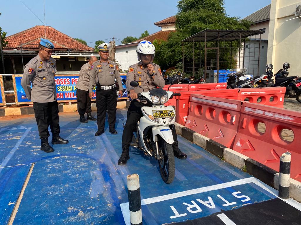 Perintah Langsung Kapolri, Kapolres Lampura Lakukan Uji SIM Lintasan S