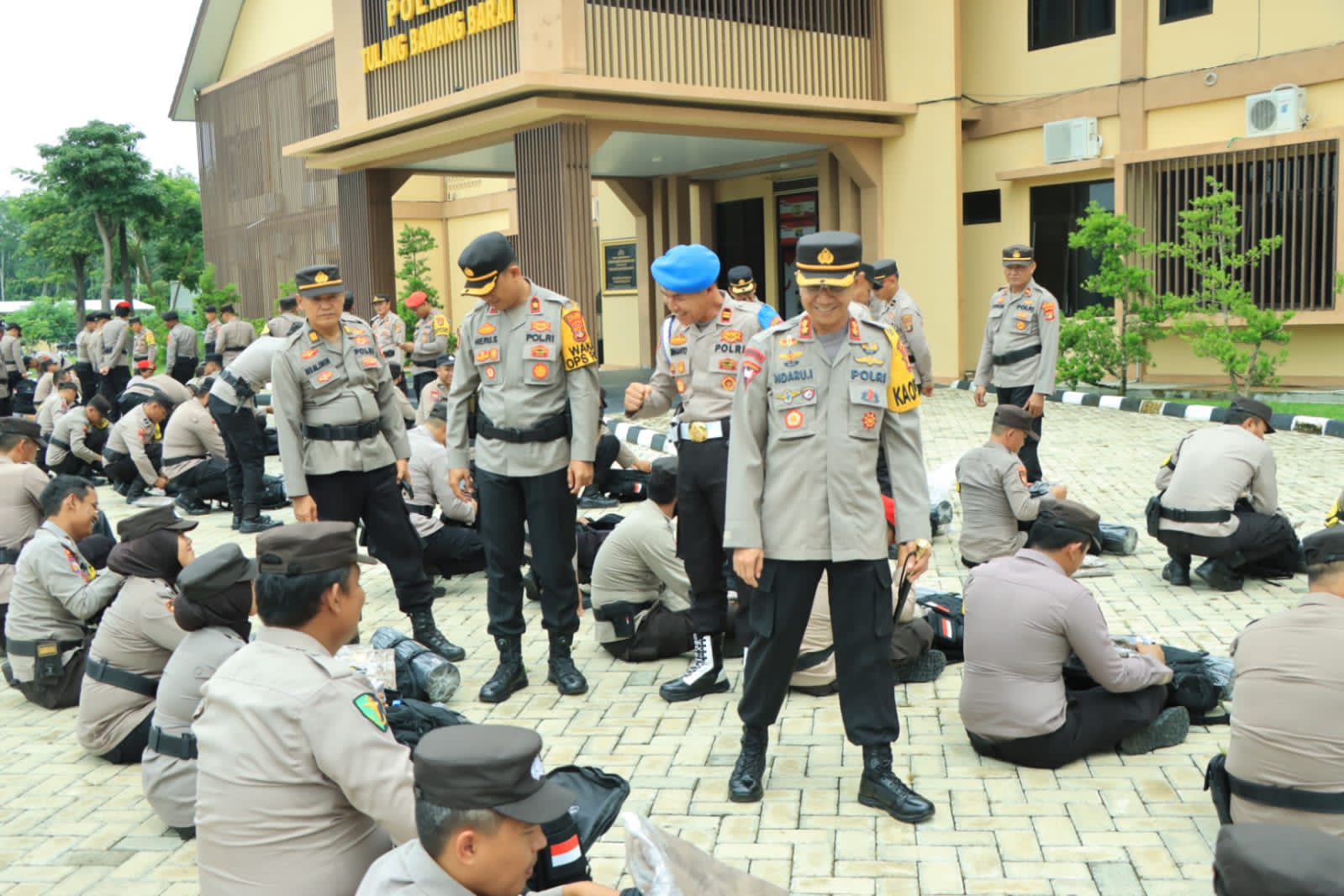 Kapolres Tubaba Memimpin Apel Kesiapan Personil Pengamanan TPS Pemilu 2024 dan Penyerahan Sarpras