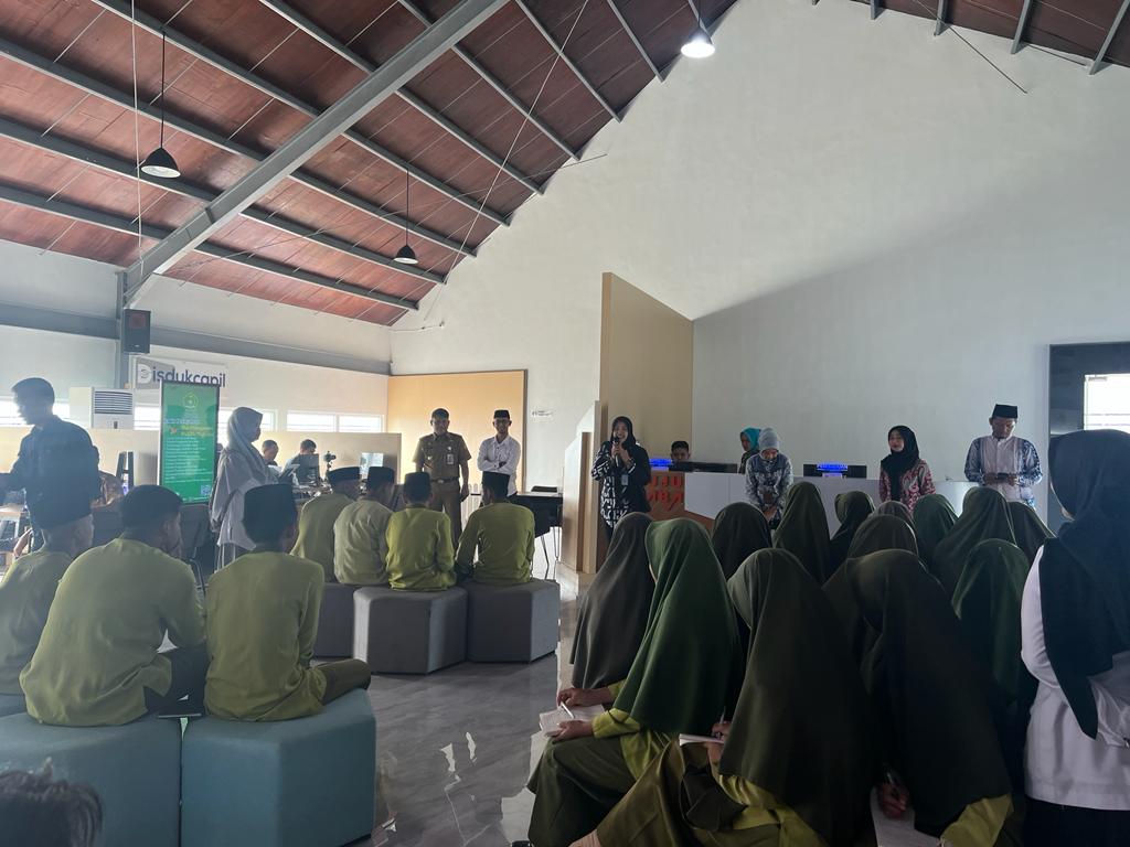 Kunjungi MPP Tubaba, Siswa-siswi MA PSA Istiqomah Islamiyah Disambut Hangat Kepala DPMPTSP