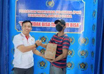 Jelang Lebaran PWI Berbagi Bingkisan