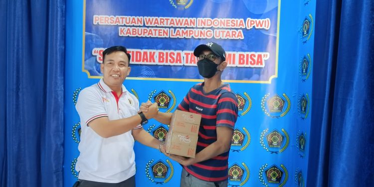 Jelang Lebaran PWI Berbagi Bingkisan