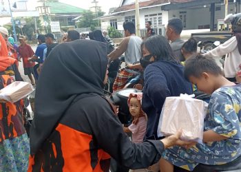 Peduli Kasih, MPC PP Lampura Bagikan Takjil Kepada Masyarakat