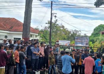 Ratusan Massa Gabungan Tiga Kampung, dan Team Anti Kriminalisasi Advokat Geruduk Kejaksaan Negeri Way Kanan