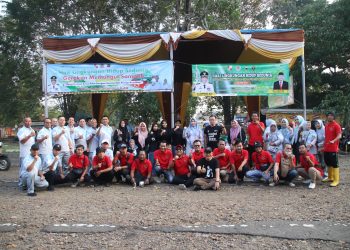 Usai Menanam Pohon, PWI Lampura Bersama Pemerintah Lakukan Bersih Sampah Pasar Sentral