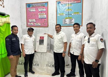 Larangan membawa alat elektronik berupa perekam maupun telepon seluler saat mencoblos di bilik suara