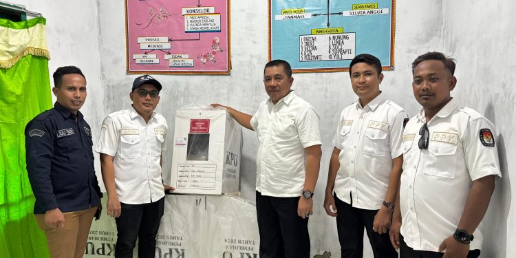 Larangan membawa alat elektronik berupa perekam maupun telepon seluler saat mencoblos di bilik suara