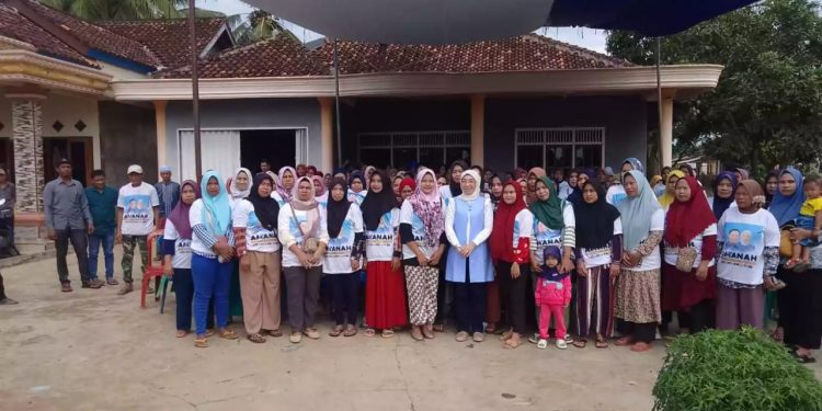 Ratusan Anggota Tim Emak-emak Amanah Dikukuhkan Bacalon Wabup Ayu Asalasiyah Jelang Pilkada 2024 di Kecamatan Gunung Labuhan
