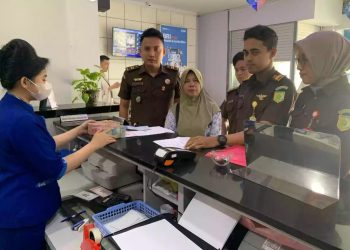 Kejari Way Kanan Menerima Uang Pengembalian dari Mantan Kakam Sukajadi Korupsi DD TA 2018