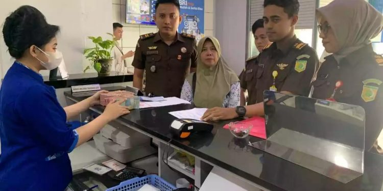 Kejari Way Kanan Menerima Uang Pengembalian dari Mantan Kakam Sukajadi Korupsi DD TA 2018