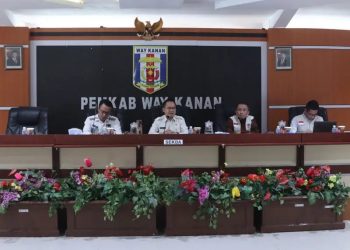 Sekretaris Daerah Kabupaten, Saipul, S.Sos.,M.IP didampingi Kepala Dinas Komunikasi, Informatika dan Persandian, Yusron Lutfi, S.H.,M.M menyambut Tim Visitasi Emonev Keterbukaan Informasi Publik Tingkat Provinsi Lampung Tahun 2024