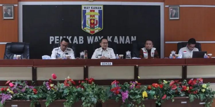 Sekretaris Daerah Kabupaten, Saipul, S.Sos.,M.IP didampingi Kepala Dinas Komunikasi, Informatika dan Persandian, Yusron Lutfi, S.H.,M.M menyambut Tim Visitasi Emonev Keterbukaan Informasi Publik Tingkat Provinsi Lampung Tahun 2024