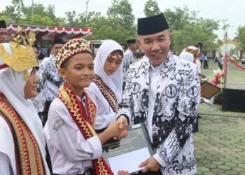 Pemerintah Kabupaten Way Kanan menggelar Upacara Peringatan Hari Guru dan HUT PGRI Ke-79 Tingkat Kabupaten Way Kanan Tahun 2024
