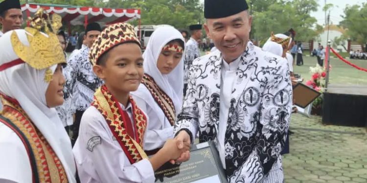 Pemerintah Kabupaten Way Kanan menggelar Upacara Peringatan Hari Guru dan HUT PGRI Ke-79 Tingkat Kabupaten Way Kanan Tahun 2024