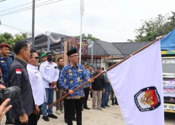 Bupati Raden Adipati Surya, menghadiri Acara Pelepasan Distribusi Logistik Pemilihan Umum Serentak Tahun 2024 di Halaman Kantor KPU Way Kanan