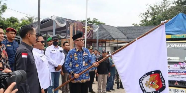 Bupati Raden Adipati Surya, menghadiri Acara Pelepasan Distribusi Logistik Pemilihan Umum Serentak Tahun 2024 di Halaman Kantor KPU Way Kanan