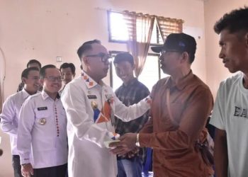 Raden Adipati Surya, menghadiri Kegiatan Penyerahan Secara Simbolis BPJS Ketenagakerjaan Kepada Petani Pekebun Tanaman Sawit Di Wilayah Kabupaten Way Kanan Tahun 2024