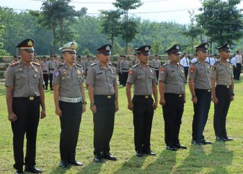 Dipenghujung tahun 2024 Kenaikan Pangkat 4 Perwira Dan 34 Bintara Anggota Polres Tubaba 