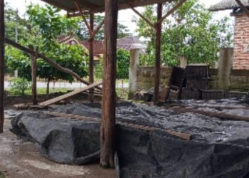 Limbah cair lapak karet di Kagungan Ratu cemari penciuman warga.