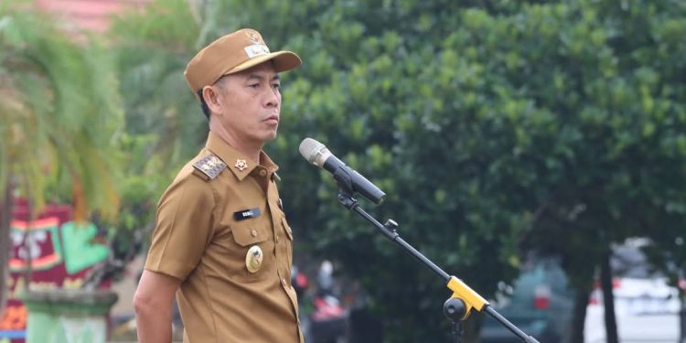 Hari Pertama Kerja, Wabup Lampura Romli Pimpin Apel