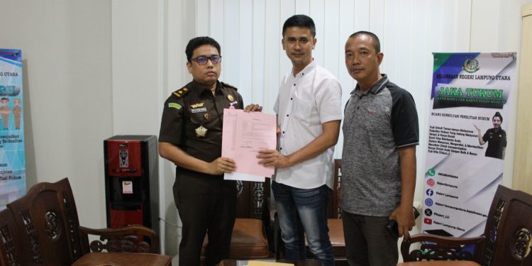 Mantan Lurah Felix Sulandana Pulangkan Uang Senilai 110 Juta Ke Kejaksaan Lampura