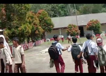 Masyarakat diduga keluhkan dana BOS yang tidak transparan realisasinya.