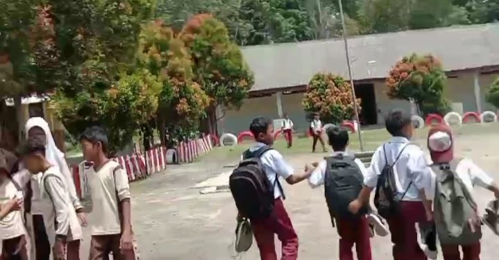 Masyarakat diduga keluhkan dana BOS yang tidak transparan realisasinya.