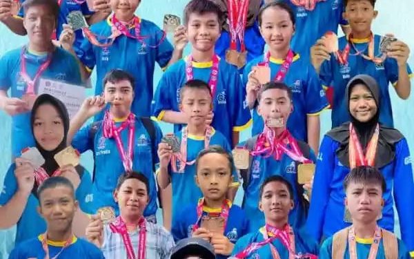 Harumkan Nama Daerah, GRL Way Kanan Raih 36 Medali pada Event Rektor Cup Swimming Competition UMKO