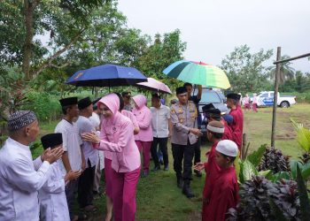 Kapolres Lampura Bersama Ketua Bhayangkari, Berikan Santunan Kepada Anak Yatim