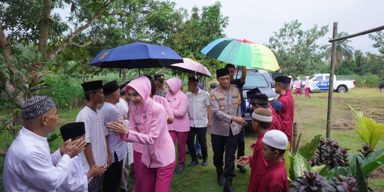 Kapolres Lampura Bersama Ketua Bhayangkari, Berikan Santunan Kepada Anak Yatim