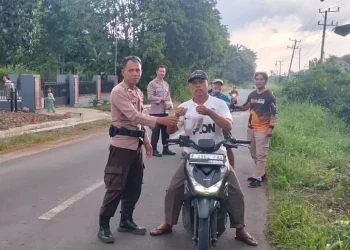 Polsek Gunung Labuhan Bagikan Puluhan Takjil ke Warga