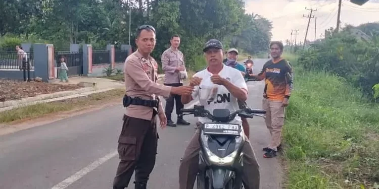 Polsek Gunung Labuhan Bagikan Puluhan Takjil ke Warga