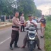 Polsek Gunung Labuhan Bagikan Puluhan Takjil ke Warga