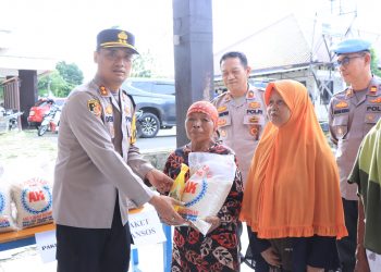 Kapolres Lampura Bagikan Bansos dan Gelar Bazar Ramadhan