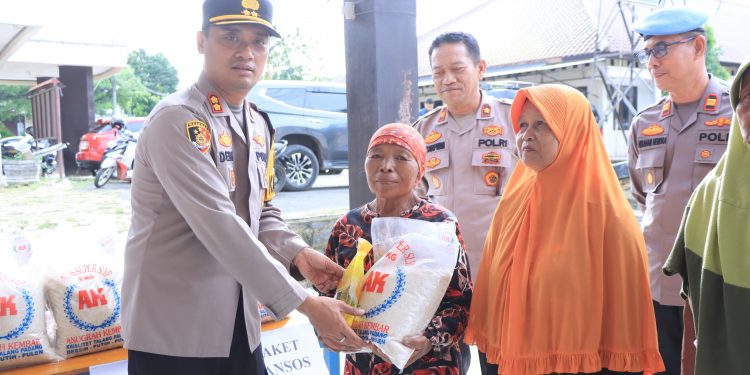 Kapolres Lampura Bagikan Bansos dan Gelar Bazar Ramadhan