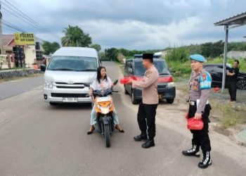 Sat Binmas Polres Way Kanan Bagikan Takjil untuk Masyarakat Berbuka Puasa