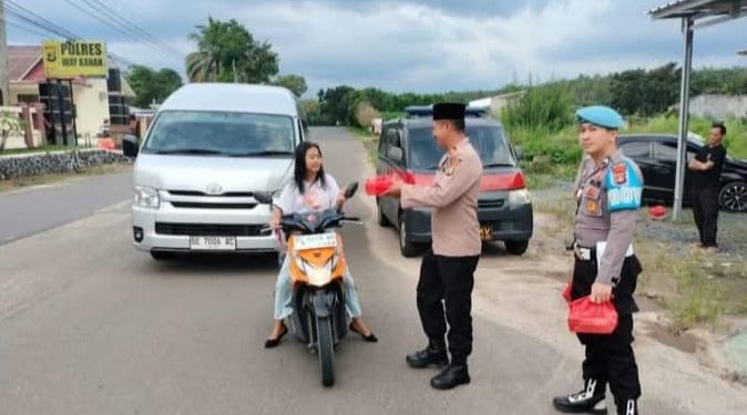 Sat Binmas Polres Way Kanan Bagikan Takjil untuk Masyarakat Berbuka Puasa