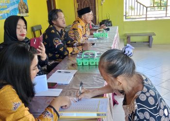 Pemerintah Tiyuh Karta Raharja Salurkan BLT Dana Desa Tahun 2025 kepada Warga Kurang Mampu.