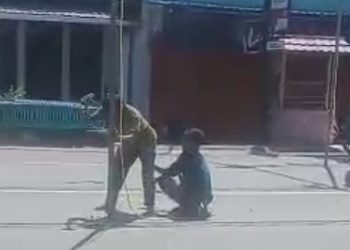 Pasang Tarup Pakai Pasak Paku di Jalan Raya, Warga Keluhkan Kerusakan Jalan di Tubaba