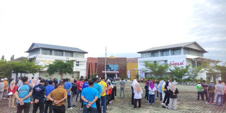 Plt. Bupati Ayu Asalasiyah Pimpin Apel Pagi di Lingkungan Pemkab Way Kanan