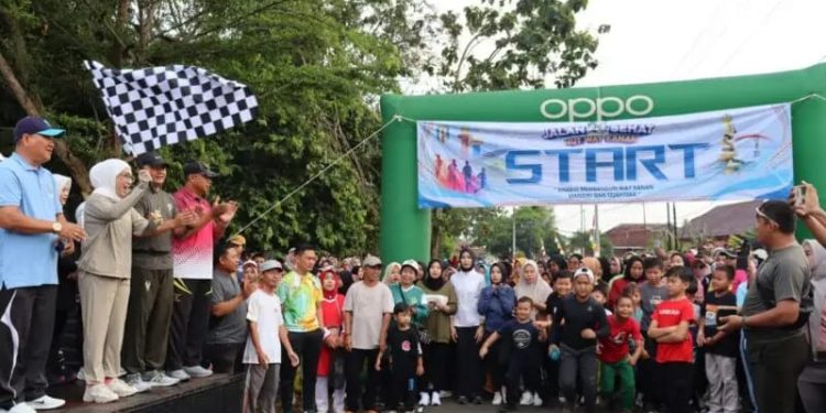 Plt Bupati Way kanan Ayu Asalasiyah Apresiasi Antusiasme Warga dalam Jalan Sehat HUT Way Kanan Ke-26