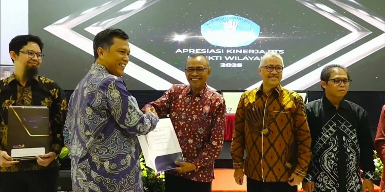 Dari Kampus Untuk Negeri : Universitas Muhammadiyah Kotabumi Raih 2 Penghargaan dari LLDIKTI Wilayah 2