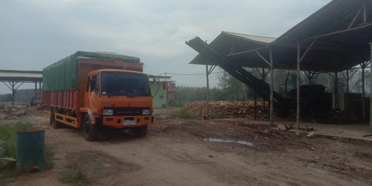 Diduga Langgar Kesepakatan, Pabrik Kayu di Penumangan Baru Kembali Gunakan Truk Fuso Bermuatan Berat