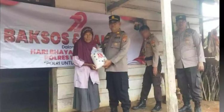 Dari Rumah ke Rumah, Kapolsek Bersama Personel Salurkan Paket Sembako di Gunung Labuhan