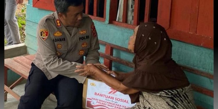 Jelang Hari Bhayangkara Ke-79, Kapolres Way Kanan dan PJU Gelar Bansos Bagikan Paket Sembako