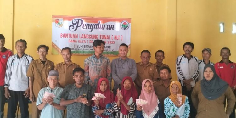 Pemerintah Tiyuh Terang Makmur Salurkan BLT-DD untuk 12 Keluarga Penerima Manfaat.